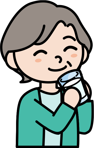 グラスに入った牛乳を持つ笑顔の女性